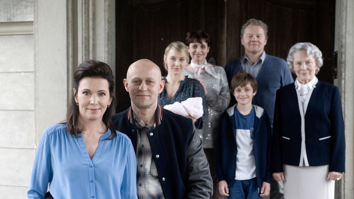 ZDF zeigt Zweiteiler &quot;Familie!&quot; mit Iris Berben, Jürgen Vogel und Anna Maria Mühe in den Hauptrollen
