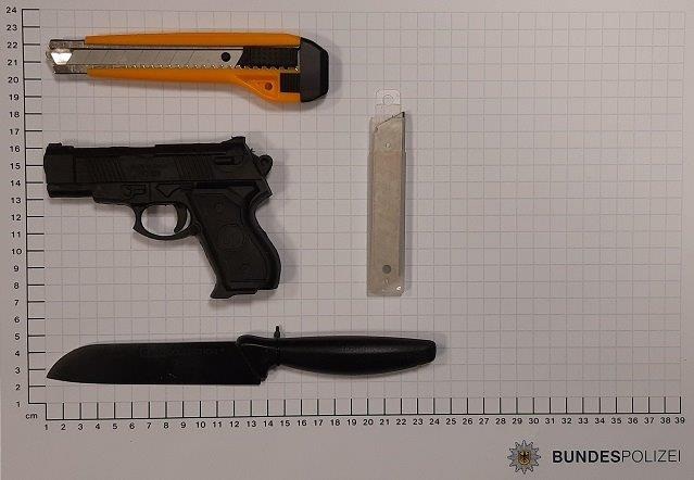 BPOL NRW: Bundespolizei findet Spielzeugwaffe, Messer und Teppichmesser bei Ladendieb