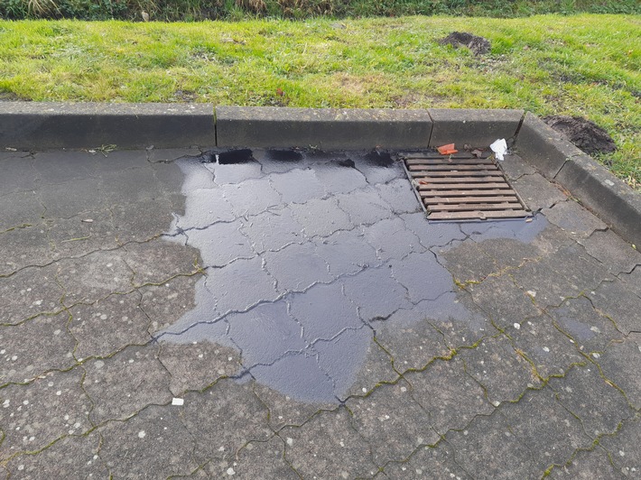 POL-FL: Risum-Lindholm: Motoröl in Gully entleert - Zeugen gesucht