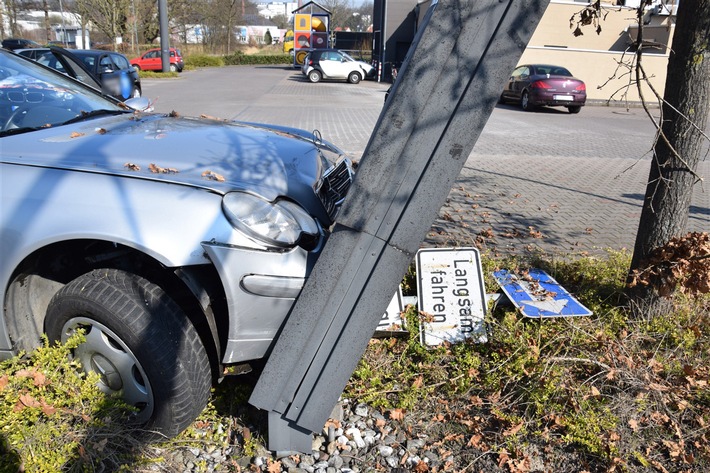POL-HF: Mercedes kollidiert mit Einfahrtsschild- Fahrerin leicht verletzt
