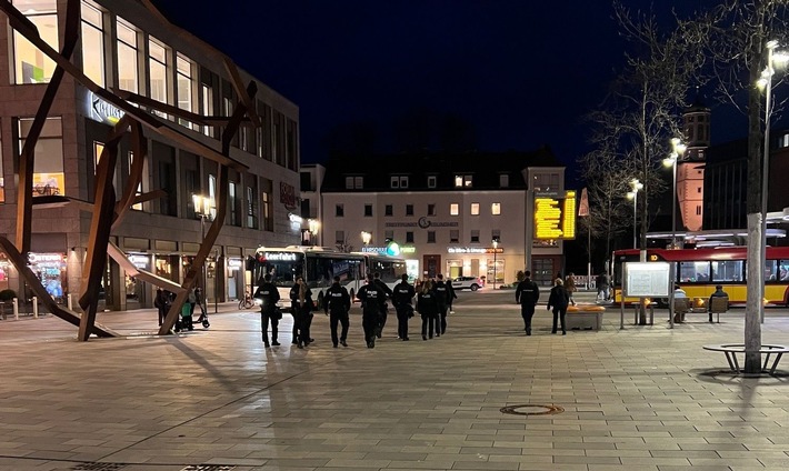 POL-OF: Hanauer Polizei erhöht Präsenz und verstärkt konzeptionelle Kontrollmaßnahmen rund um den Freiheitsplatz: Mehrere unerlaubte Gegenstände in Waffenverbotszone sichergestellt