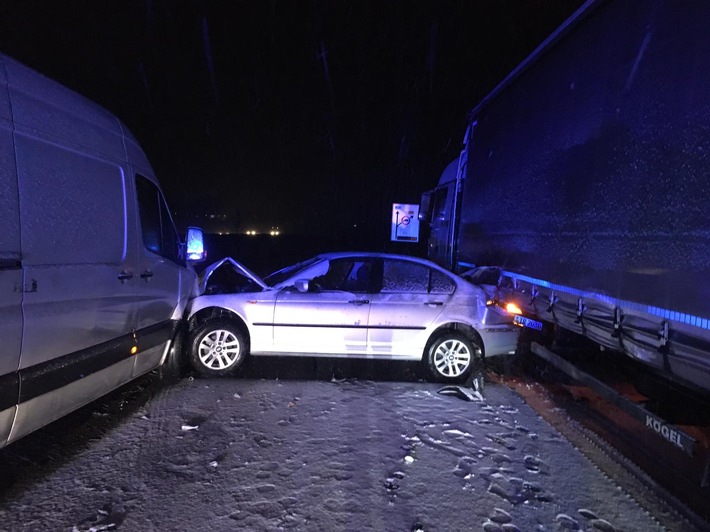 POL-OH: Wintereinbruch Verkehrsunfall mit verletzter Person - Pkw kollidiert mit Sattelzug und Transporter