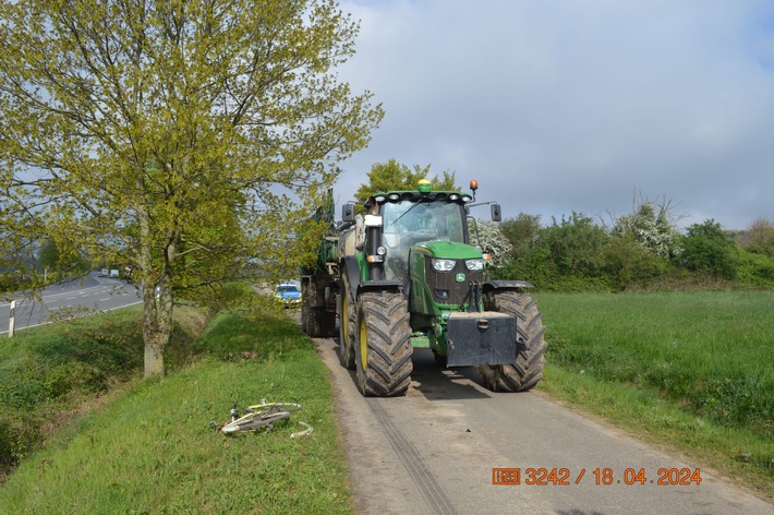 POL-NI: Radfahrerin kollidiert mit Traktor