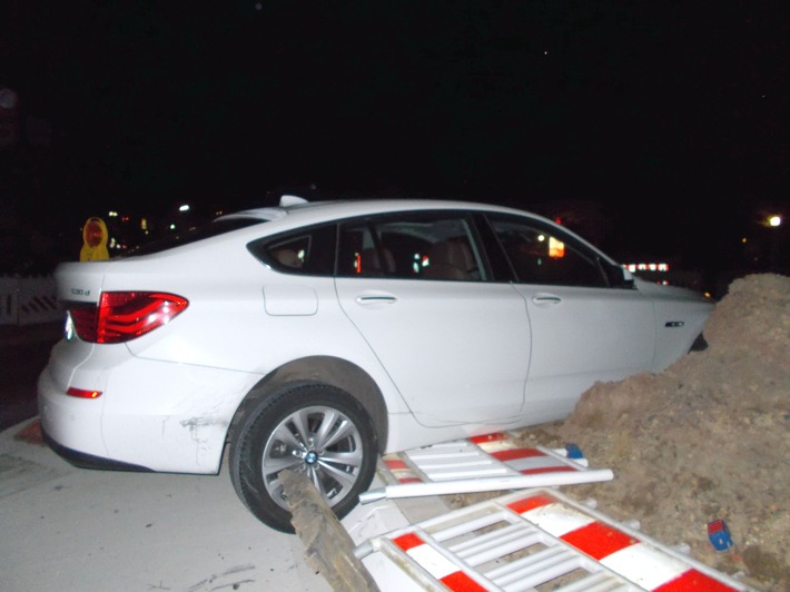POL-MI: BMW bleibt in Baustelle hängen - Polizei bittet um Hinweise