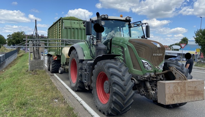 POL-PILAN: Traktor missachtet Durchfahrtsbeschränkung