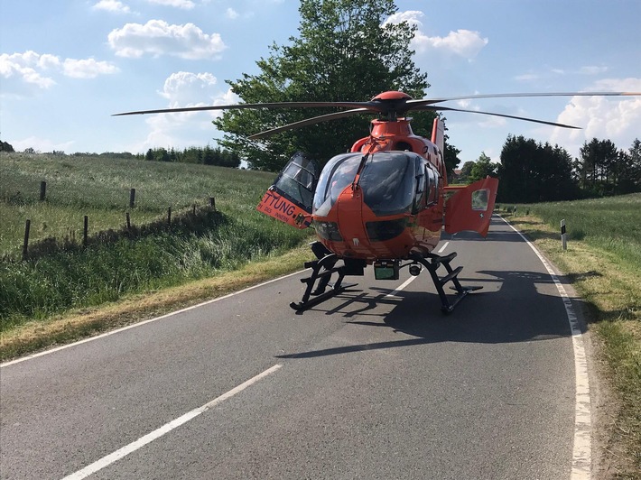 POL-HM: Kollision zwischen Motorrad und Pkw - 17-Jähriger mit Hubschrauber in Klinik