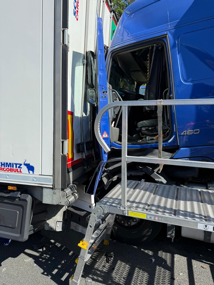 FW Helmstedt: Verkehrsunfall mit drei LKW auf der BAB2
