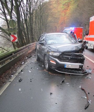 POL-RBK: Wermelskirchen/Odenthal - Fahranfängerin kracht in entgegenkommenden Fahrschulwagen