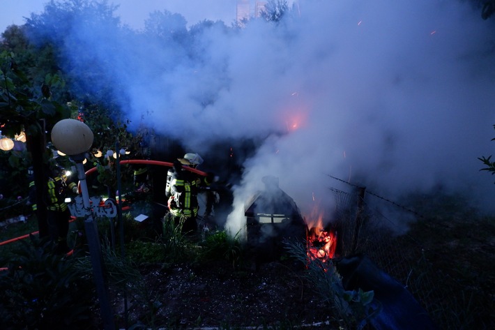 FW Stuttgart: Gartenhütte im Vollbrand