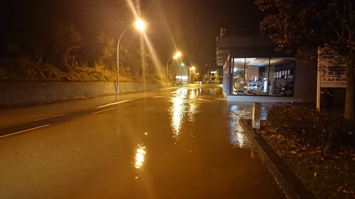 POL-PDNW: Vollsperrung Landauer Straße nach Wasserrohrbruch