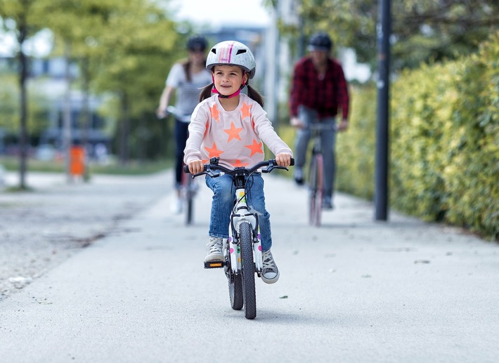 Mit Kids Rad fahren: So gelingt der Spagat zwischen coolem Auftritt und Sicherheit.