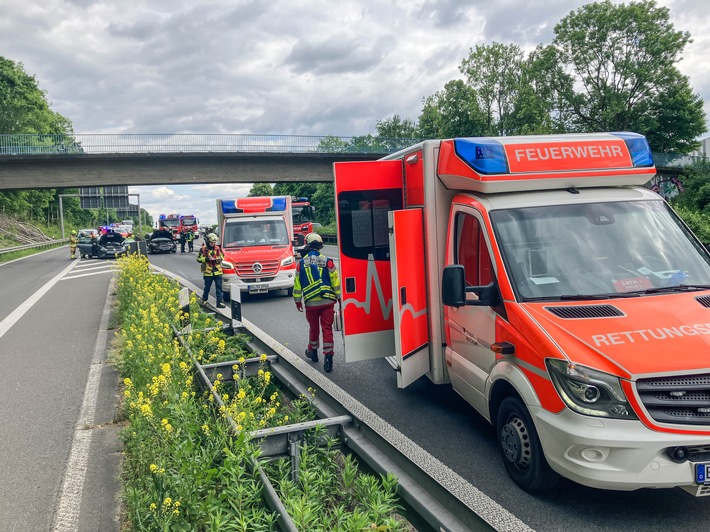FW-BO: Verkehrsunfall zwischen drei PKW auf der A43