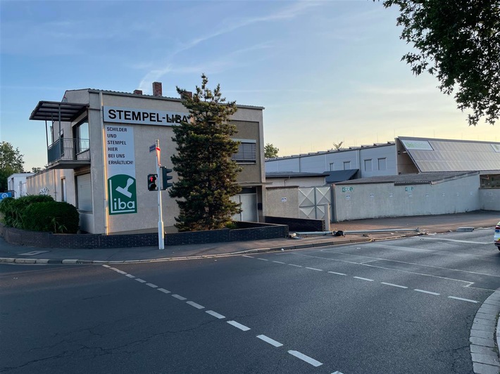 POL-PPMZ: Mainz - Weisenau; BMW fliegt aus der Kurve, überfährt Straßenlaterne und flüchtet