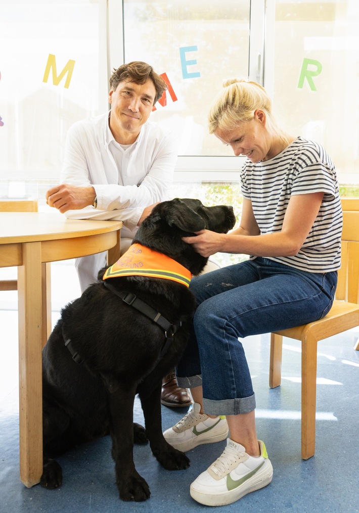 Therapiehund am Krankenbett: Hannibal und Flip ergänzen die Krebstherapie