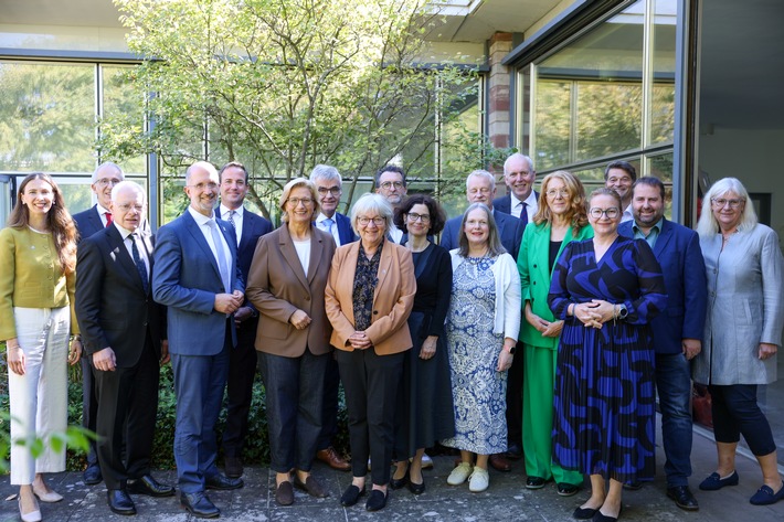 Spitzentreffen im Saarland: Demokratie stärken, Menschenrechte schützen / Landesregierung und evangelische Landeskirchen im Dialog