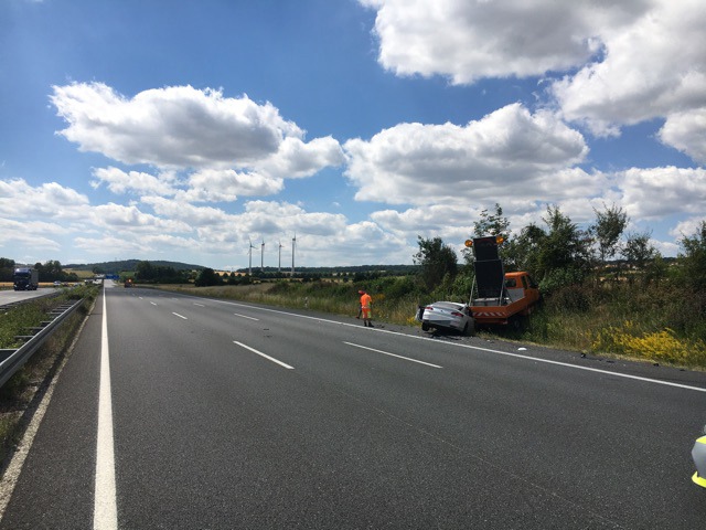 POL-GÖ: (276/2022) Gegen Absicherungs-Anhänger geprallt - VW-Fahrer bei Unfall auf der Autobahn 7 bei Göttingen leicht verletzt