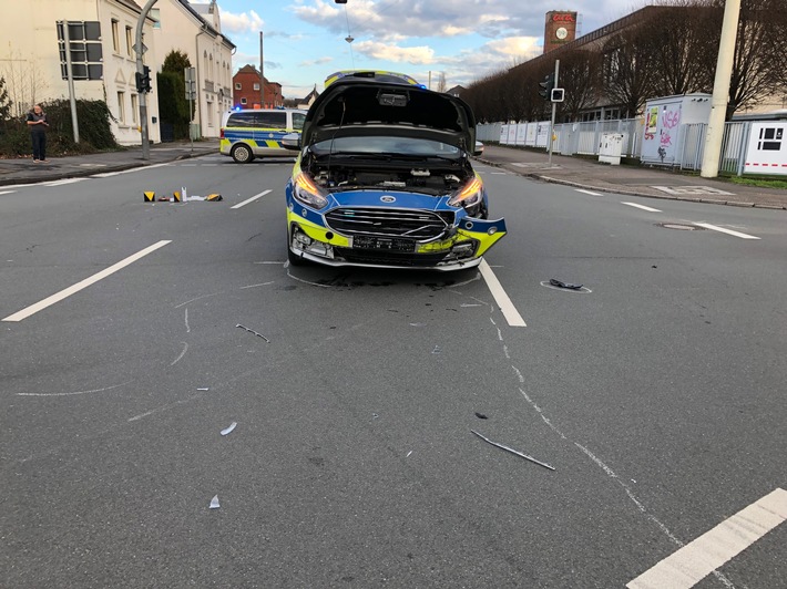 POL-ME: Verkehrsunfall mit Verletzten bei Blaulichtfahrt der Polizei -Langenfeld-2201003