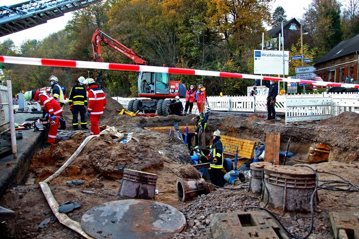 FW-E: Arbeiter in vier Meter tiefer Baugrube durch Gasflasche verletzt