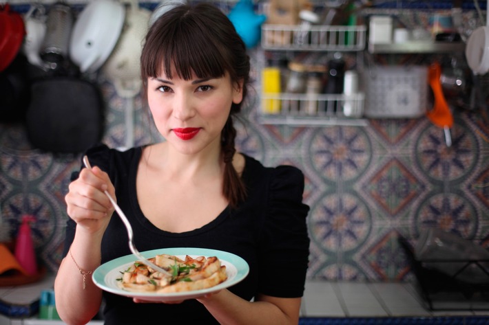 Zauberhafte Küchenfee: Free-TV-Premiere von "Rachel Khoo - Paris in meiner Küche" am 26. Juli 2014 auf sixx / Kulinarisches Duell mit Starkoch Jamie Oliver in "Jamie and Jimmy