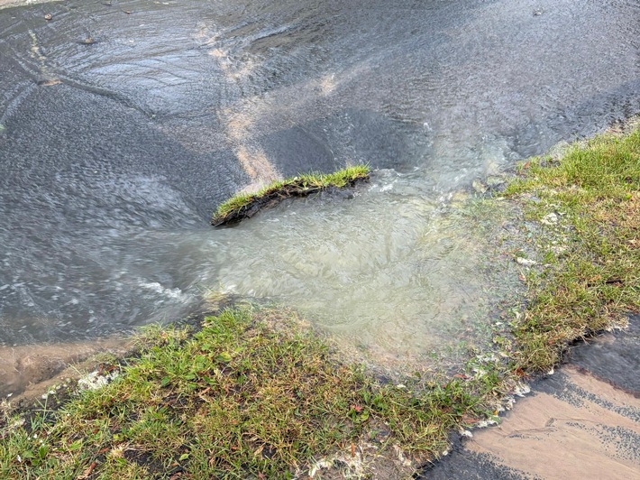 FW Hünxe: Wasserrohrbruch flutet Straße