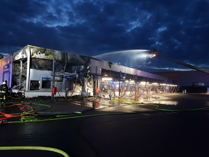 FW-MH : Un incendie dans une station de lavage de voiture déclenche une importante opération des pompiers.
