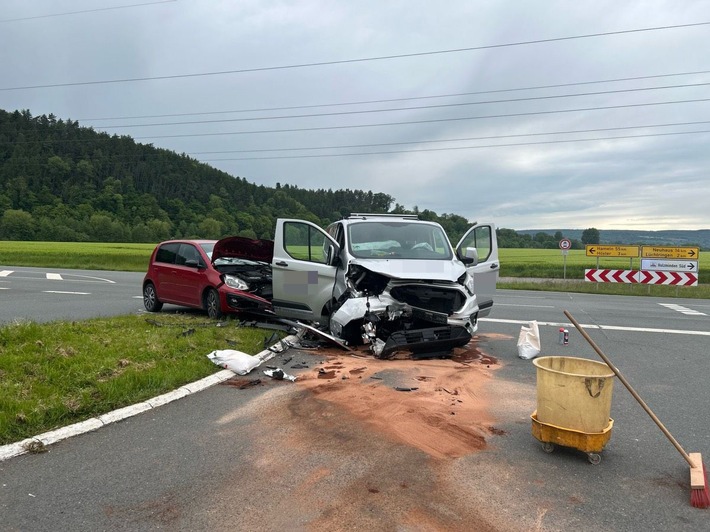 POL-HX: Gegenverkehr übersehen - Fahrer schwer verletzt