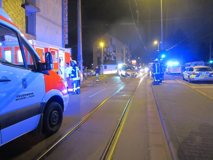 FW-MH: Verkehrsunfall mit mehreren Betroffenen