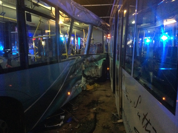 FW-BN: 6 Verletzte nach schwerem Verkehrsunfall zwischen Straßenbahn und Linienbus am Bertha-von-Suttner-Platz