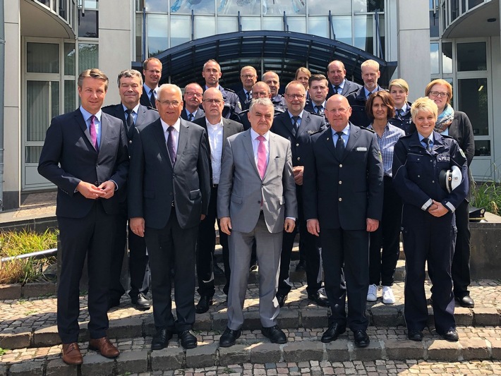POL-HSK: NRW-Innenminister Reul besucht die Kreispolizeibehörde Hochsauerlandkreis