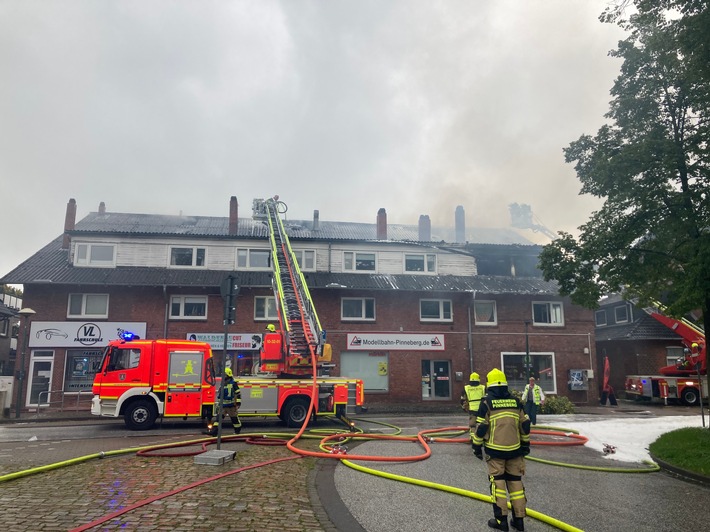 FW-PI: FW-PI: Pinneberg: Großfeuer in einem Wohn- und Geschäftshaus - Erste Folgemeldung - Feuerwehr weiterhin vor Ort