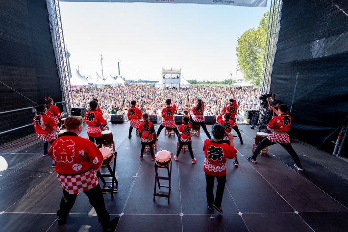 Japan-Tag Düsseldorf/NRW 2023: Japanese tradition, music, cuisine, pop culture and sports with around 650,000 visitors / Grand finale with the traditional Japanese fireworks display