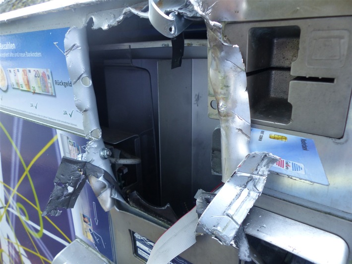POL-GM: 170618-710:  Zigarettenautomat aufgebrochen