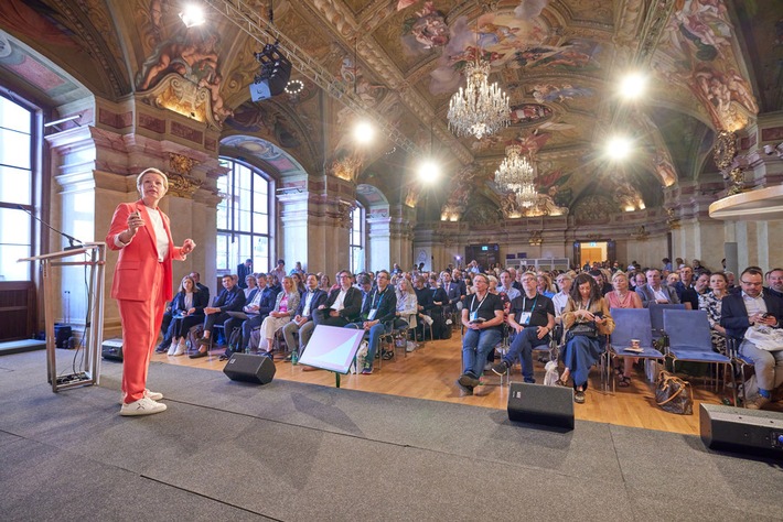 KORREKTUR: Ringier-Topmanagerin Ladina Heimgartner: "Wir erzählen Geschichten - und das kann niemand so gut wie wir"