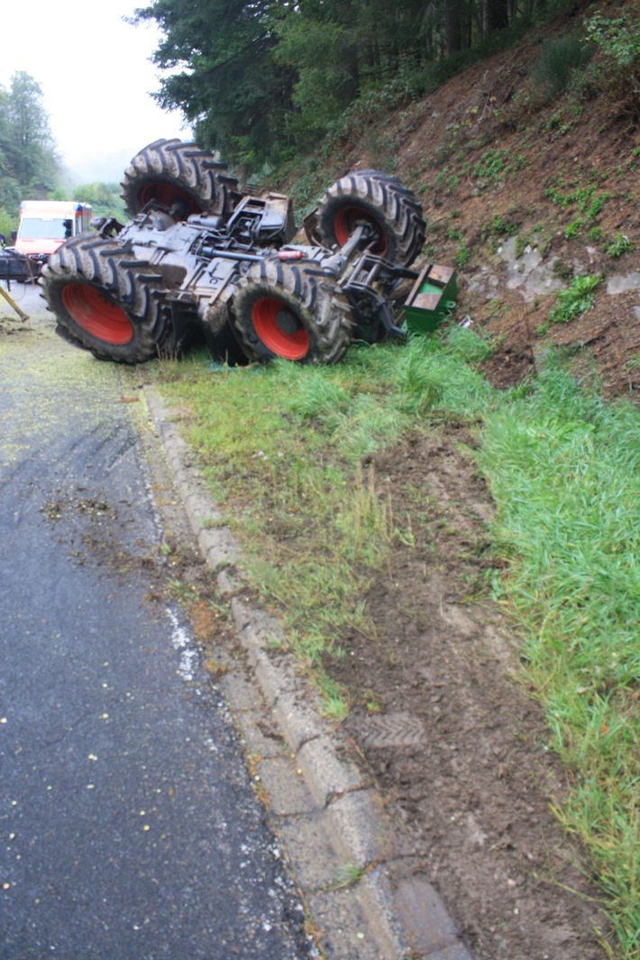 POL-PDWIL: Verkehrsunfall Traktor und Anhänger