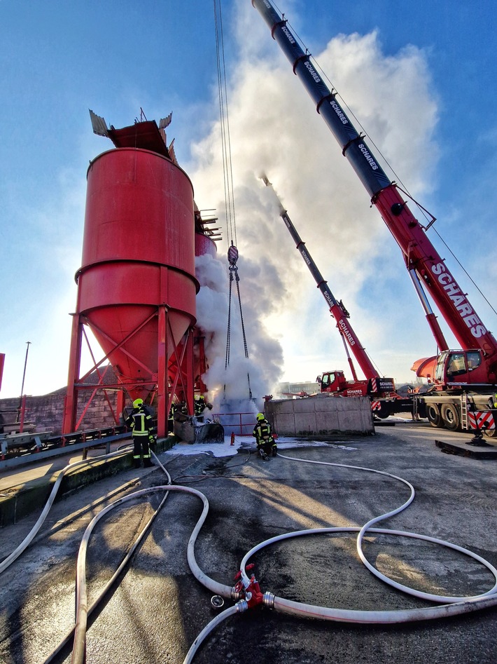 FW-NE: Brand in einem Gewerbebetrieb | Rauchentwicklung im Hafen