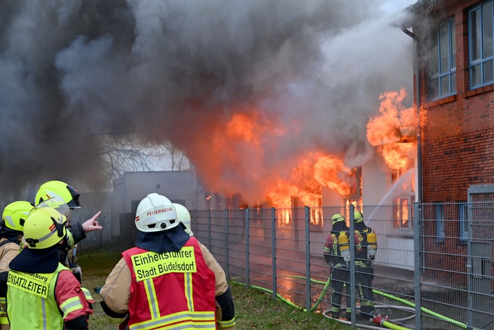 FW-RD: 85 Feuerwehrleute bekämpfen Großfeuer in Rendsburg