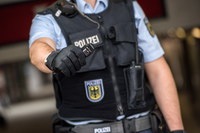 BPOL-KS: Maskenverweigerer greift Polizist an