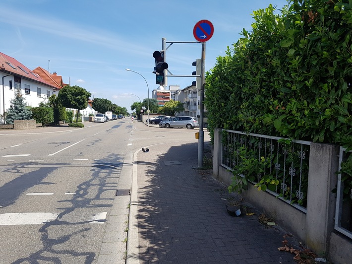 POL-MA: Oftersheim/Rhein-Neckar-Kreis: Lkw beschädigt Ampelanlage und flüchtet / Zeugen gesucht!