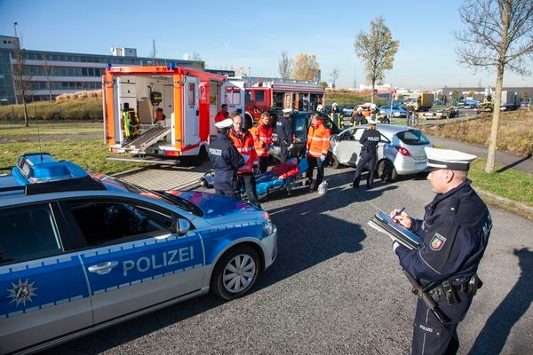 POL-REK: 170918-1: Schwer verletzt nach Alleinunfall/ Bedburg