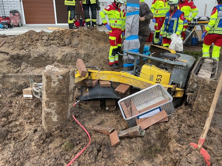 FW-DO: Unfall in Lütgendortmund- Person mit Bein unter Bagger eingeklemmt