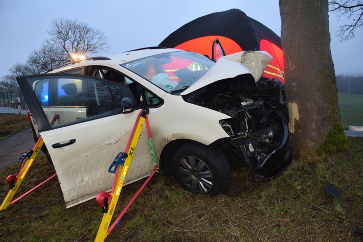 POL-HM: Pkw kollidiert mit Baum; Fahrzeugführerin schwer verletzt