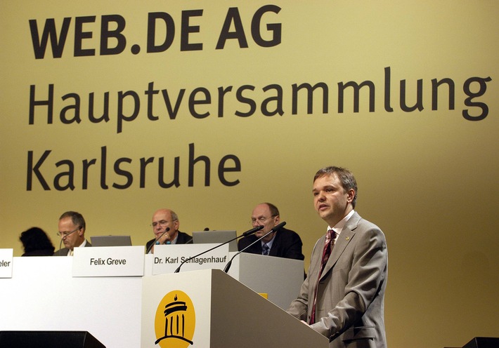 Matthias Greve, Vorstandsvorsitzender der WEB.DE AG, bei der Hauptversammlung 2005
