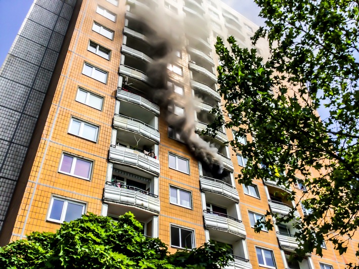 FW Dresden: Wohnungsbrand in einem Hochhaus