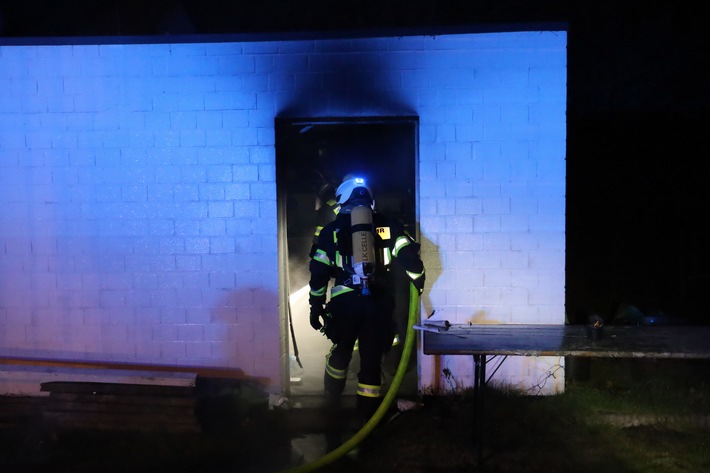 FW Hambühren: Einsatzreicher Neujahrsmorgen für Hambührener Feuerwehren / Garagenbrand schnell unter Kontrolle