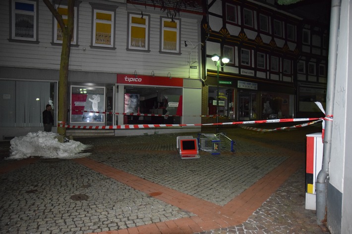 POL-NOM: Täter drangen in Wettlokal ein