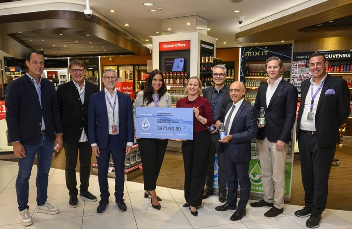 L’EuroAirport et Dufry remettent un chèque de don du projet Charity Water à la Fondation pour les enfants atteints de cancer