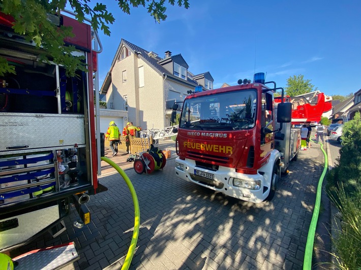 FW-Heiligenhaus: Brennende Gartenlaube gefährdet Wohnhaus (Meldung 12/2022)