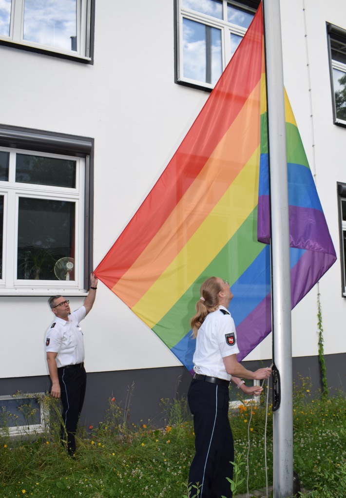 POL-HM: Regenbogenfahne am Sitz der Polizeiinspektion Hameln-Pyrmont Holzminden gehisst