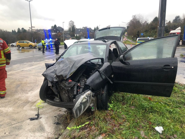 POL-ME: Zwei Personen bei Verkehrsunfall schwer verletzt - Velbert - 2112005