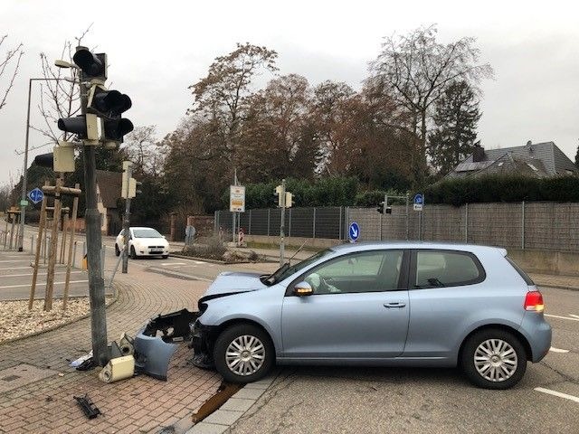 POL-PDLU: Speyer - Betrunkener Pkw-Fahrer kollidiert beim Abbiegen mit Ampel (58/0501) (FOTO)